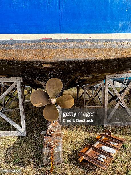 close view of a ship's propeller - schiffsschraube stock-fotos und bilder