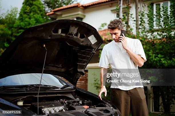 problemas con el coche, pidiendo ayuda - camino de entrada fotografías e imágenes de stock