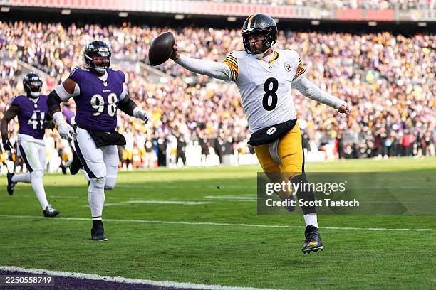 Aaron Rodgers of the Pittsburgh Steelers rushes for a touchdown during the first quarter against the Baltimore Ravens at M&T Bank Stadium on December...