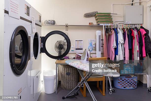 buanderie de la maison de retraite - buanderie photos et images de collection