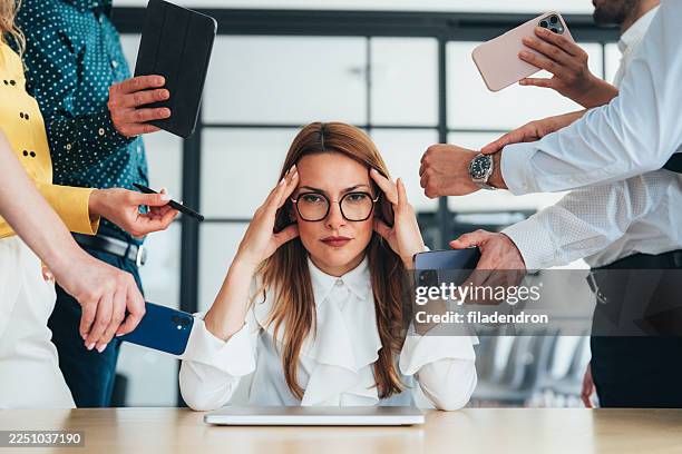überforderte geschäftsfrau in einem geschäftigen umfeld - multitasking stock-fotos und bilder