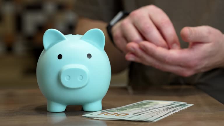 https://media.gettyimages.com/id/2251108647/video/creative-ways-to-manage-home-finances-and-save-money-effectively.jpg?b=1&s=640x640&k=20&c=zR03WRXw77z542OZDrbZFFlYgJxZKkTDfbQilAwcWd8=