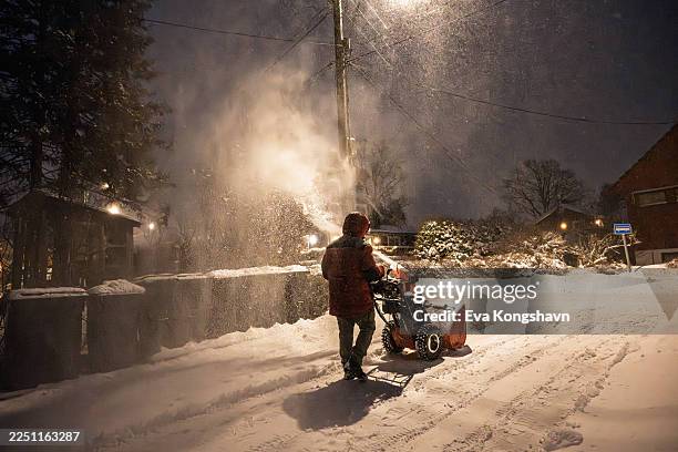 the man is helping out the neighbors and is cleaning their yard - spaten stock-fotos und bilder