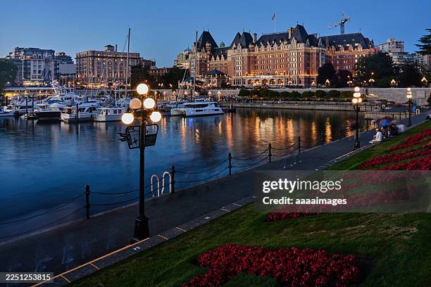 evening view of the inner harbour and the empress hotel - victoria canada photos et images de collection