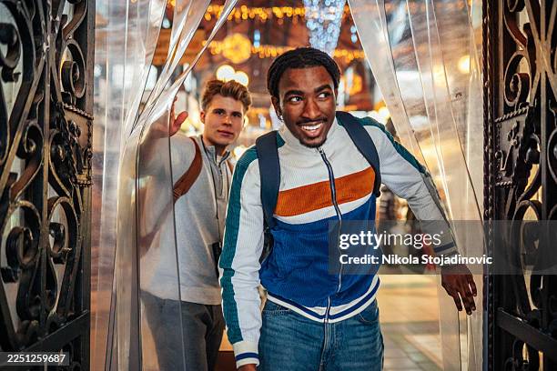 verlassen der central market hall in budapest - studentenbude stock-fotos und bilder