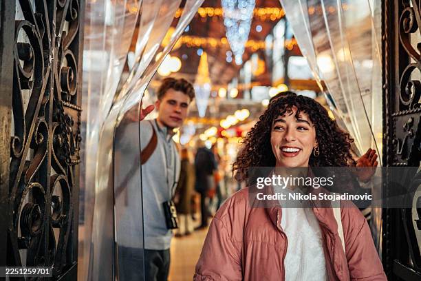 verlassen der central market hall in budapest - studentenbude stock-fotos und bilder