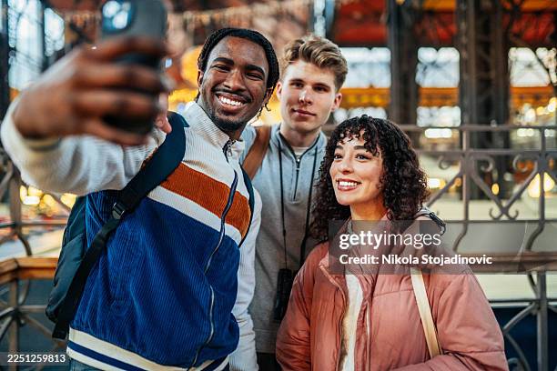 selfie in einer zentralen markthalle - studentenbude stock-fotos und bilder