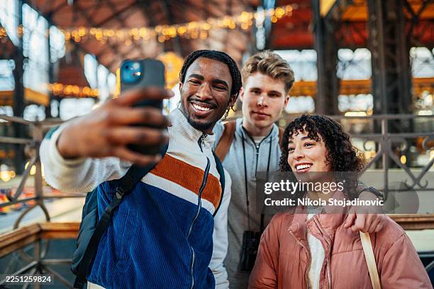 selfie in einer zentralen markthalle - studentenbude stock-fotos und bilder