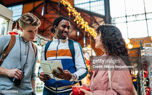 budapest mit meinen freunden erkunden - studentenbude stock-fotos und bilder