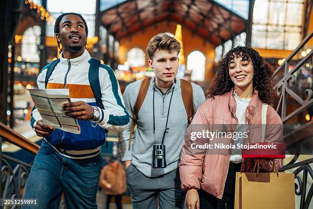 berühmte orte in budapest erkunden - studentenbude stock-fotos und bilder