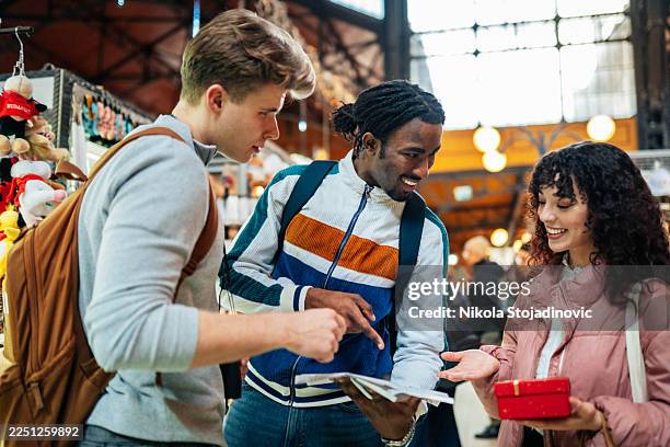 berühmte orte in budapest erkunden - studentenbude stock-fotos und bilder