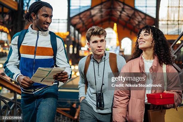 berühmte orte in budapest erkunden - studentenbude stock-fotos und bilder