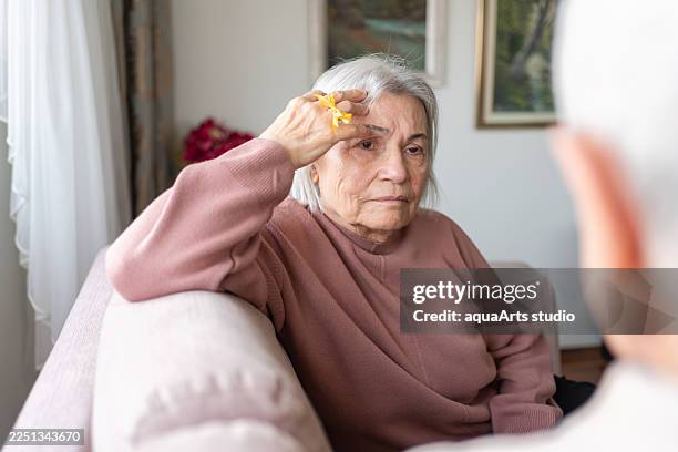 reminder with ribbon on finger - string tied to finger stock pictures, royalty-free photos & images