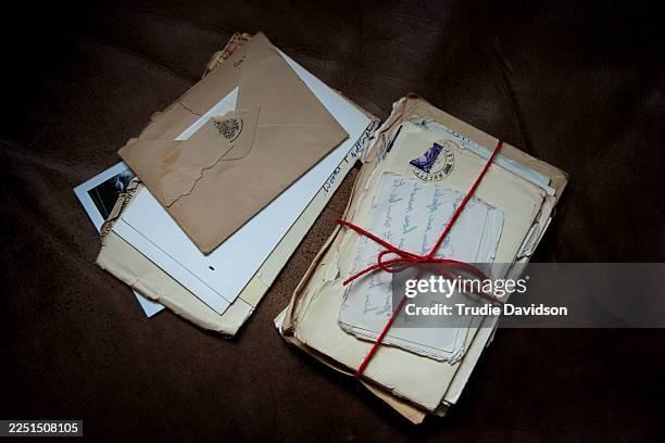 vintage handwritten letter - carta de amor fotografías e imágenes de stock