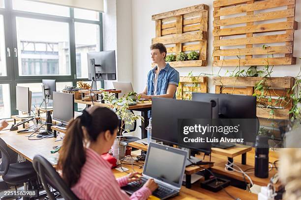 young professionals working in a modern coworking office - ergonomie stockfoto's en -beelden