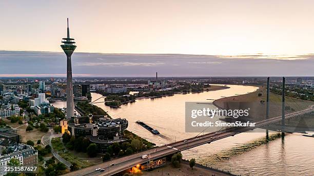 rheinkniebrücke und rheinturm mit blick auf düsseldorf in der dämmerung - rhein stock-fotos und bilder