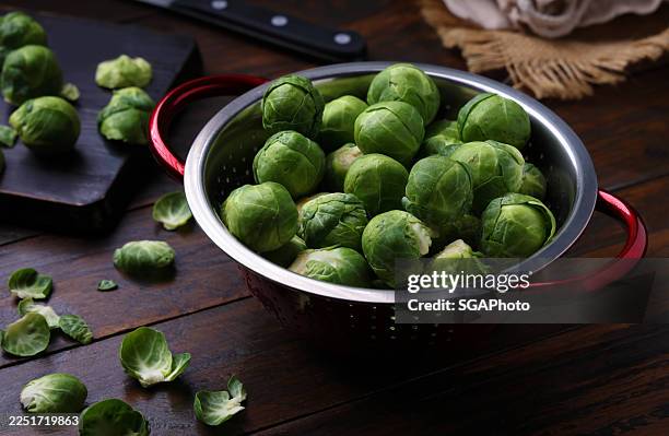 cavoletti di bruxelles in preparazione alla cottura - bollito foto e immagini stock