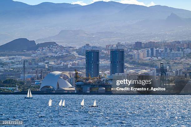 santa cruz de tenerife cityscape with sailboats and mountains - puerto fotografías e imágenes de stock