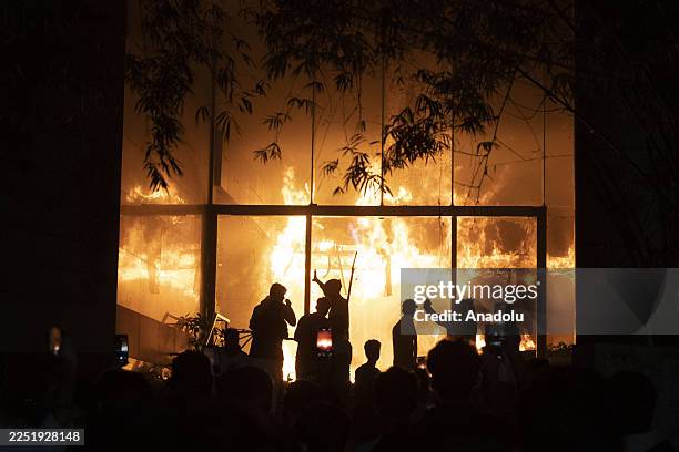 Supporters of Sharif Osman Hadi blocked streets and set fires in Dhaka after news of his death on December 18 at a Singapore hospital in Bangladesh...