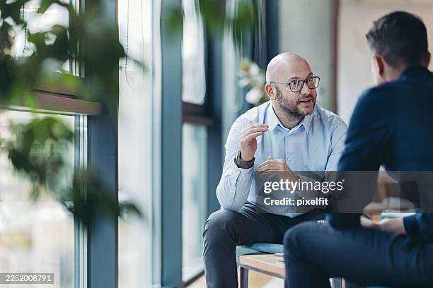 businessman explaining a concept to a colleague - conceitos e tópicos imagens e fotografias de stock