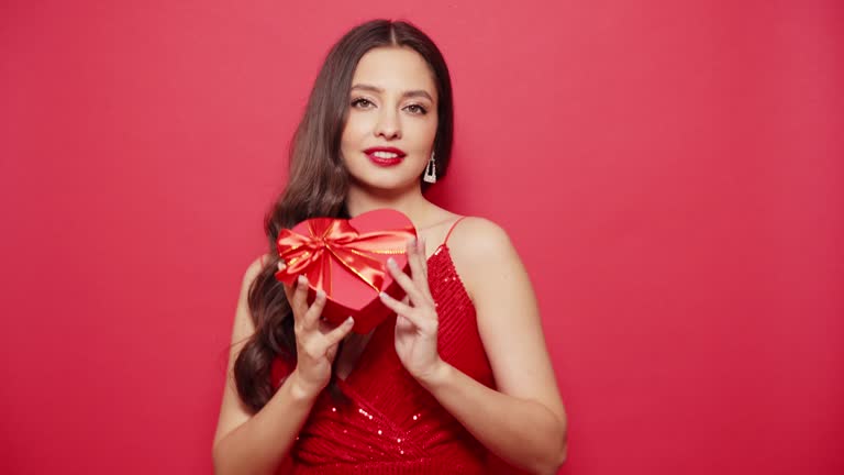 https://media.gettyimages.com/id/2252013635/video/woman-celebrating-valentines-day.jpg?b=1&s=640x640&k=20&c=URZWO854YSSKmx1llLiHKP23g1e1nFmi4Ethusq_-pQ=