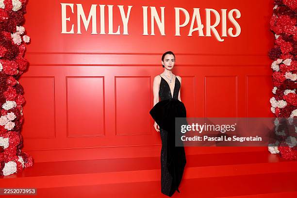 Lily Collins attends the "Emily In Paris" - Season Five - Netflix Paris Premiere at Le Grand Rex on December 15, 2025 in Paris, France.