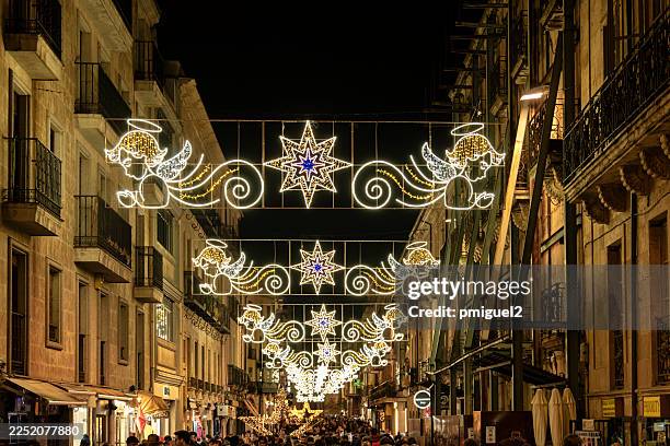 christmas street decorations illuminating salamanca city at night - efeito de luz imagens e fotografias de stock