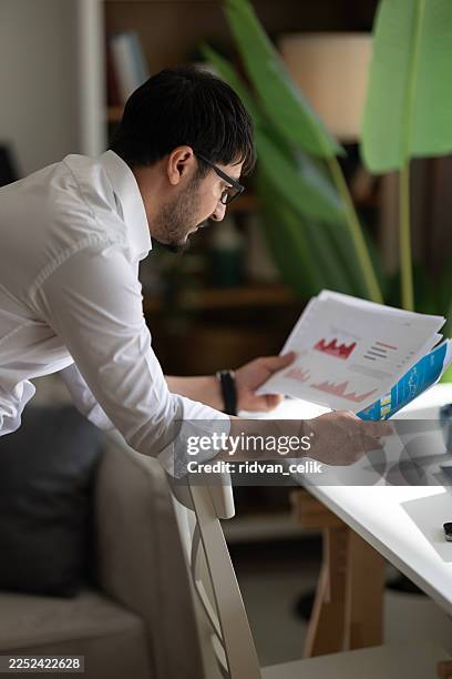 empresario trabajando en informe financiero de operaciones corporativas, balance - flujo de caja fotografías e imágenes de stock