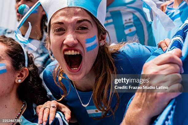 retrato de una apasionada aficionada celebrando durante un partido de fútbol argentino en las gradas - cultura argentina fotografías e imágenes de stock