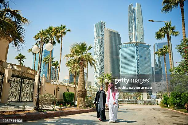 geschäftspartner in riad im finanzdistrikt king abdullah - riad stock-fotos und bilder