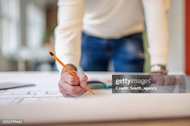 menschen arbeiten gemeinsam in einem büroumfeld mit technologie, um aufgaben zu erledigen und gemeinsam projekte in einem professionellen umfeld zu erledigen und gemeinsam projekte zu erledigen - designer einrichtung stock-fotos und bilder