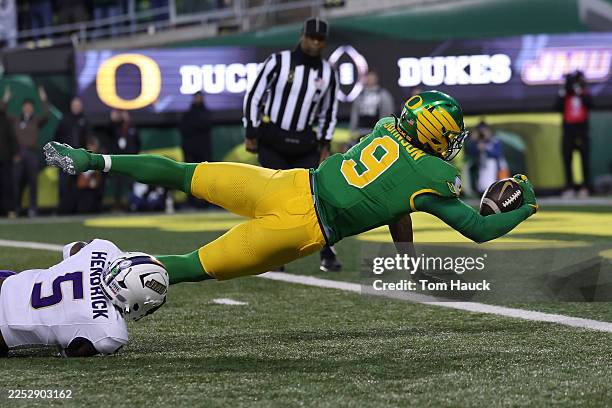 Jamari Johnson of the Oregon Ducks scores for a touchdown during the first quarter against the James Madison Dukes during the 2025 College Football...