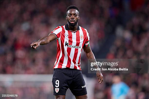 Inaki Williams of Athletic Club directs a teammate into position during the LaLiga EA Sports match between Athletic Club and RCD Espanyol de...