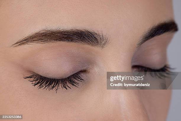 geschlossene augen schönheitsporträt - augenlid stock-fotos und bilder