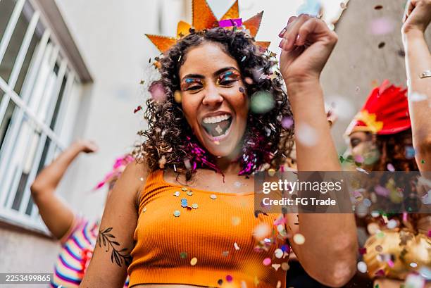 porträt einer glücklichen jungen frau, die den karneval mit freunden zu hause genießt - karneval feier stock-fotos und bilder