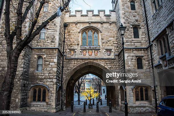 stone battlements and facade of st johns gatehouse - holborn stock pictures, royalty-free photos & images