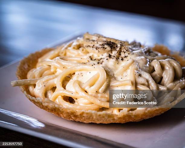 bucatini cacio e pepe - cacio e pepe stock pictures, royalty-free photos & images
