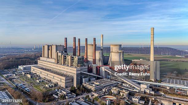 luftaufnahme des braunkohlebetriebenen kraftwerks - klimaschutz stock-fotos und bilder
