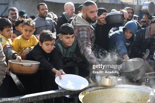Hot meals were distributed to displaced Palestinians in Gaza Hot meals were distributed to displaced Palestinians in Gaza