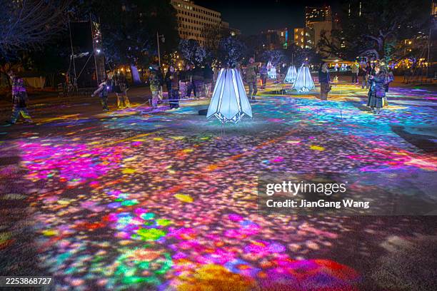 vibrant floor projections and glowing "star tree" sculptures at yokohama's yorunoyo 2025 "bright garden" - installation art stock pictures, royalty-free photos & images