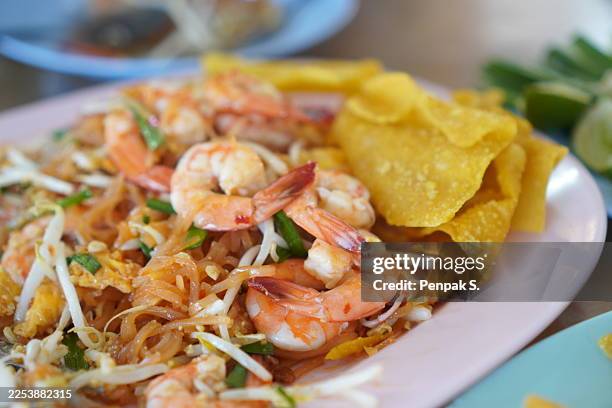 close up fried noodle thai style with prawns thai food - piattino foto e immagini stock