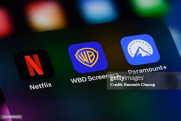 video streaming apps - netflix, warner bros. discovery (wbd), paramount plus - liquid crystal display stock pictures, royalty-free photos & images