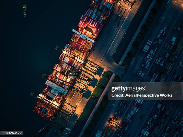 vista aerea del porto industriale con container nave di notte - darsena foto e immagini stock