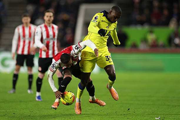 https://media.gettyimages.com/id/2254290731/photo/brentford-england-rico-henry-of-brentford-battles-for-possession-with-randal-kolo-muani-of.jpg?s=612x612&w=0&k=20&c=W8_4R98fJE_CSMaTcuZruWvu-8yAG2ElmC8o0bc-CYA=