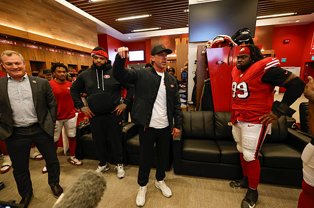 Head Coach Kyle Shanahan of the San Francisco 49ers addresses the team in the locker room after the game against the Chicago Bears at Levi's Stadium...