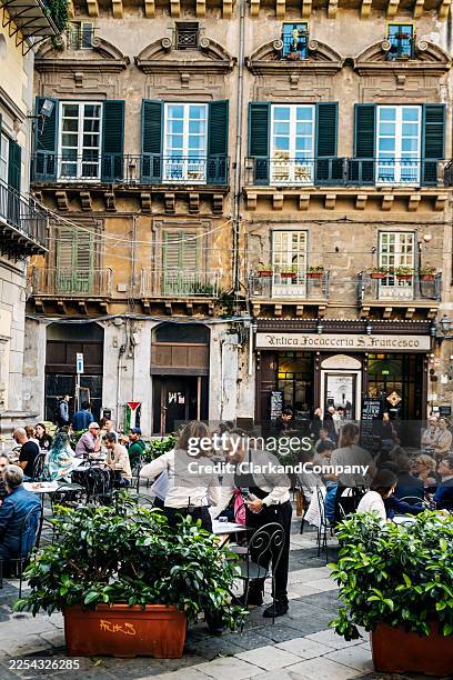 outdoor cafe in palermo, sicily. - sicilië stockfoto's en -beelden