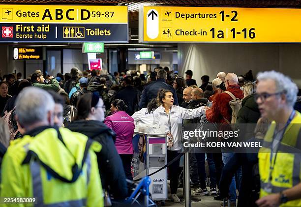Passengers are queuing during a power outage at Schiphol Airport in Schiphol on January 8, 2026. The outage comes at a difficult time for Schiphol...