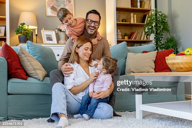 la famiglia moderna gode di momenti caldi in una casa dallo stile accattivante - famiglia con due figli foto e immagini stock