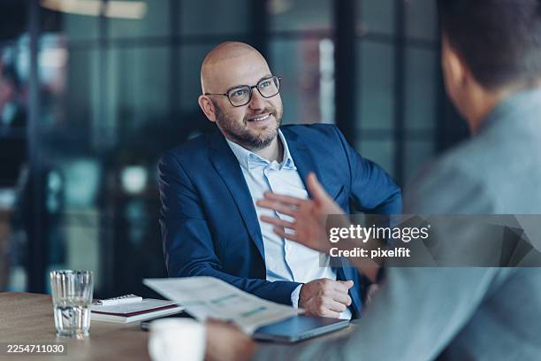 desarrollo de una nueva estrategia empresarial - director ejecutivo fotografías e imágenes de stock