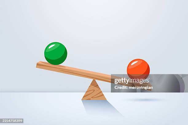 illustrations, cliparts, dessins animés et icônes de bascule équilibré avec des boules vertes et rouges. mise en place pour l’équilibre conceptuel - balance